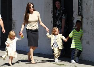2011__03__FP_7011156_Pitt_Jolie_LAST_FP7_032011 300×216.jpg