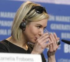 2010__02__Renee_Zellweger_Feb11mainhorz 225×198.jpg