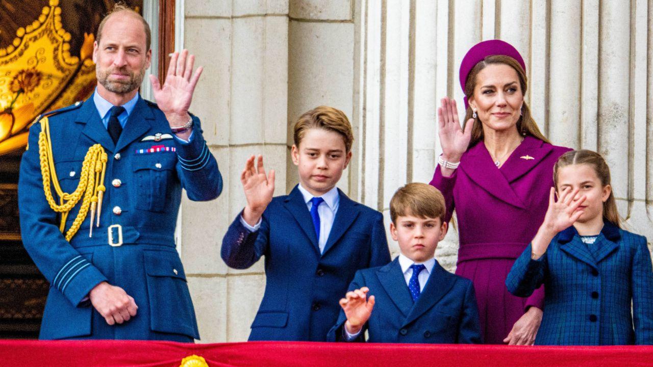 image of royal family