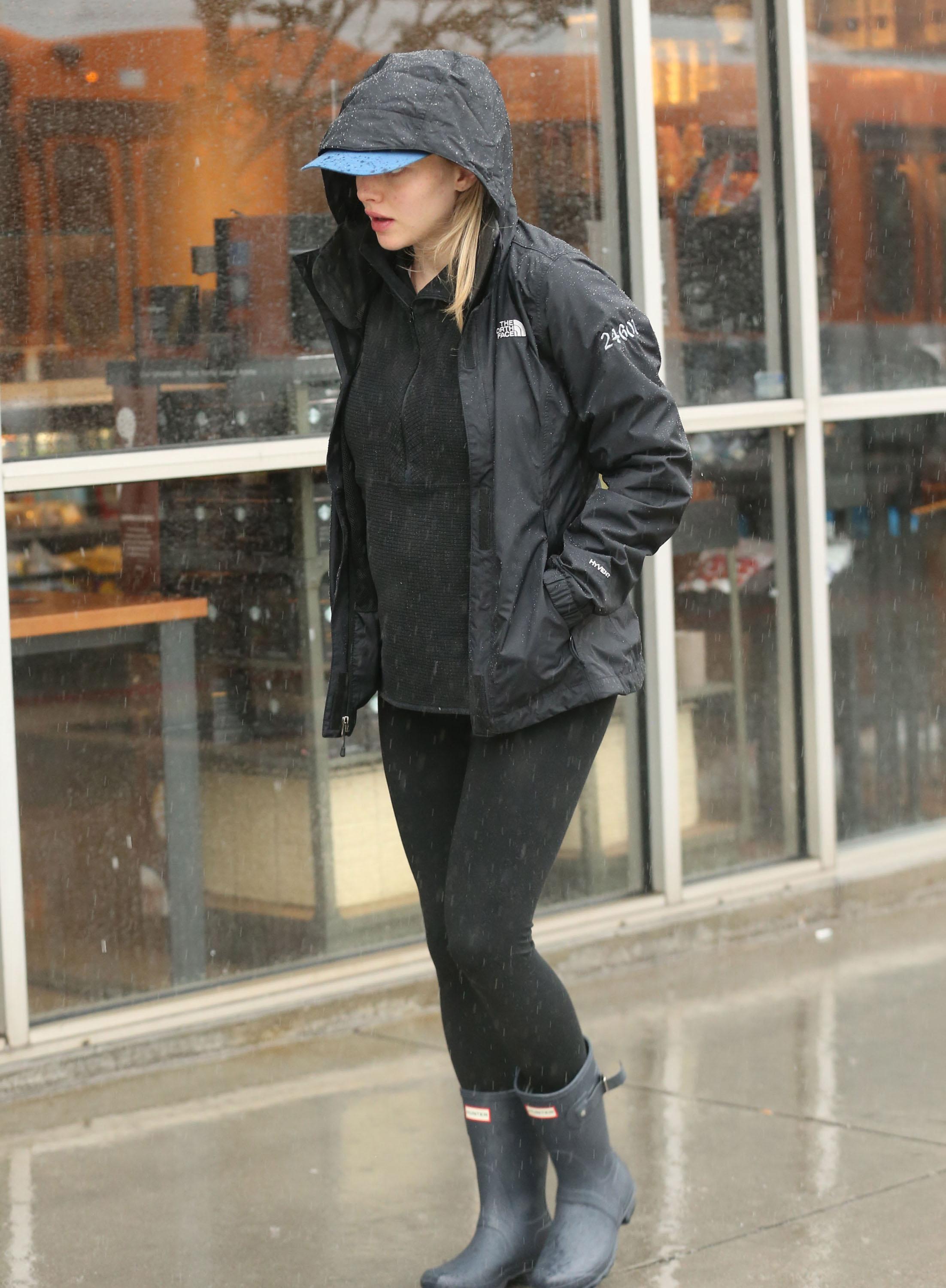 Exclusive&#8230; Pregnant Amanda Seyfried Braves The Rain For Starbucks