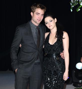 Robert pattinson kristen stewart nov23nea.jpg