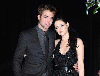 Robert pattinson kristen stewart nov23nea.jpg