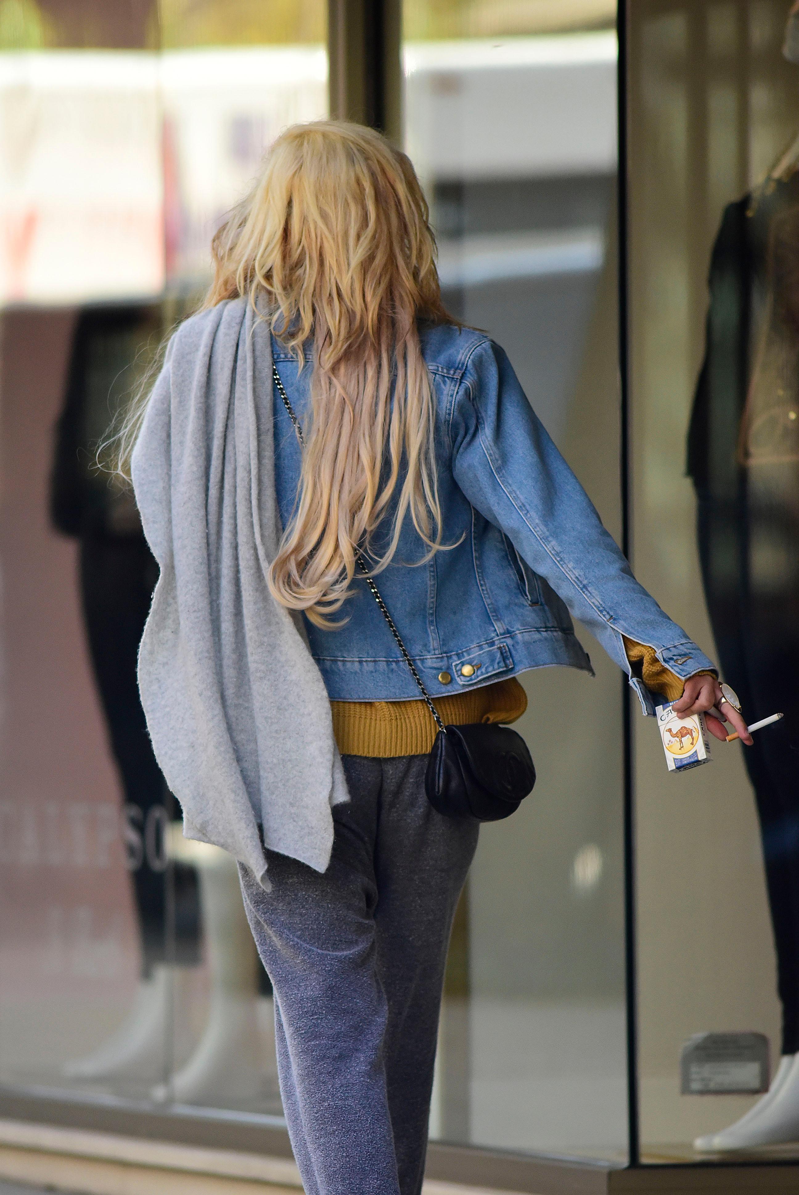 EXCLUSIVE: Amanda Bynes smokes while walking on Madison Avenue in New York City