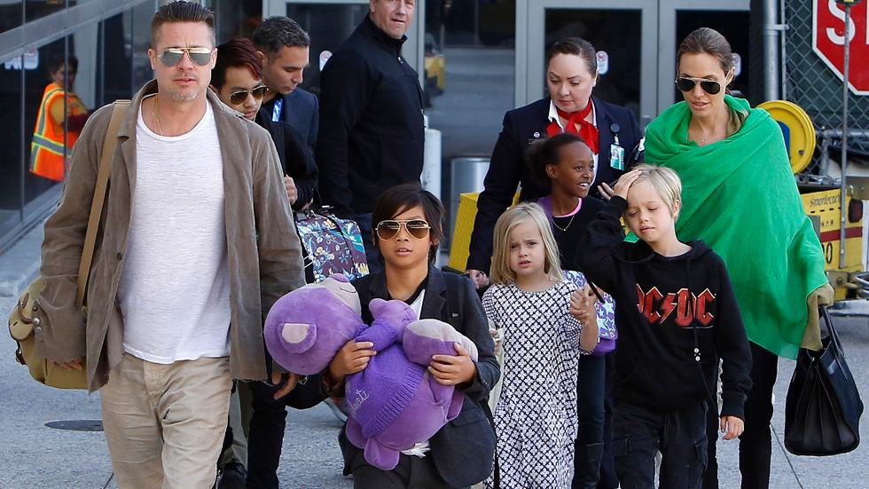 Brad Pitt and Angelina Jolie along with their 5 children all arrived back into Los Angeles on a flight from Australia.