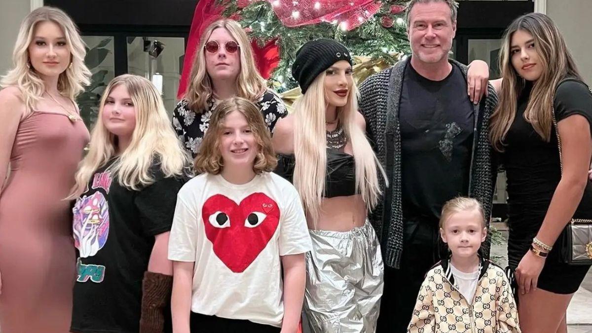 image of tori spelling family