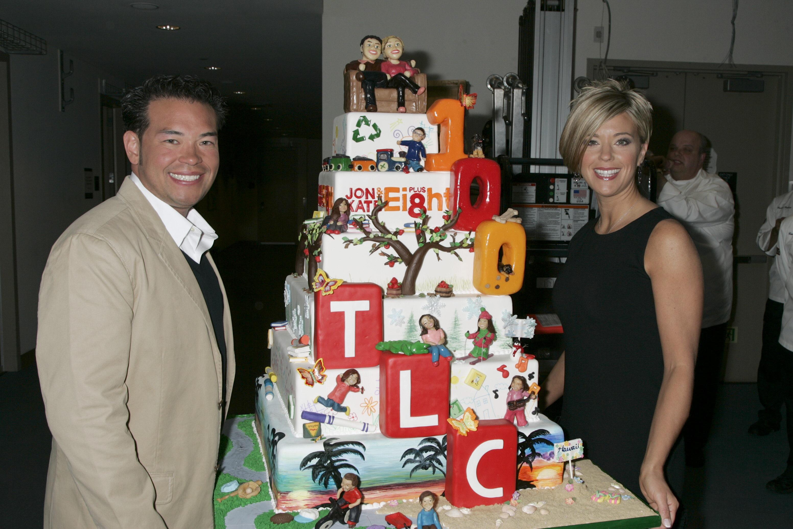 Jon Gosselin and Kate Kreider stand next to a cake.