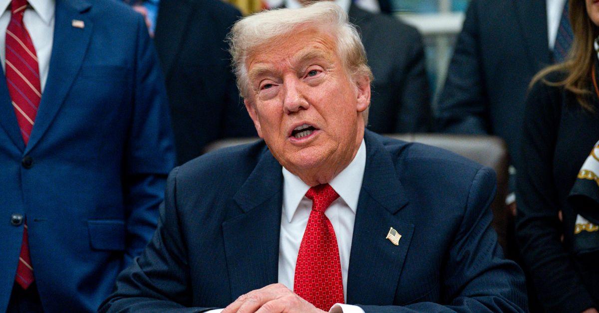 image of White House staff ushered reporters out of the Oval Office as they pressed the president for answers.