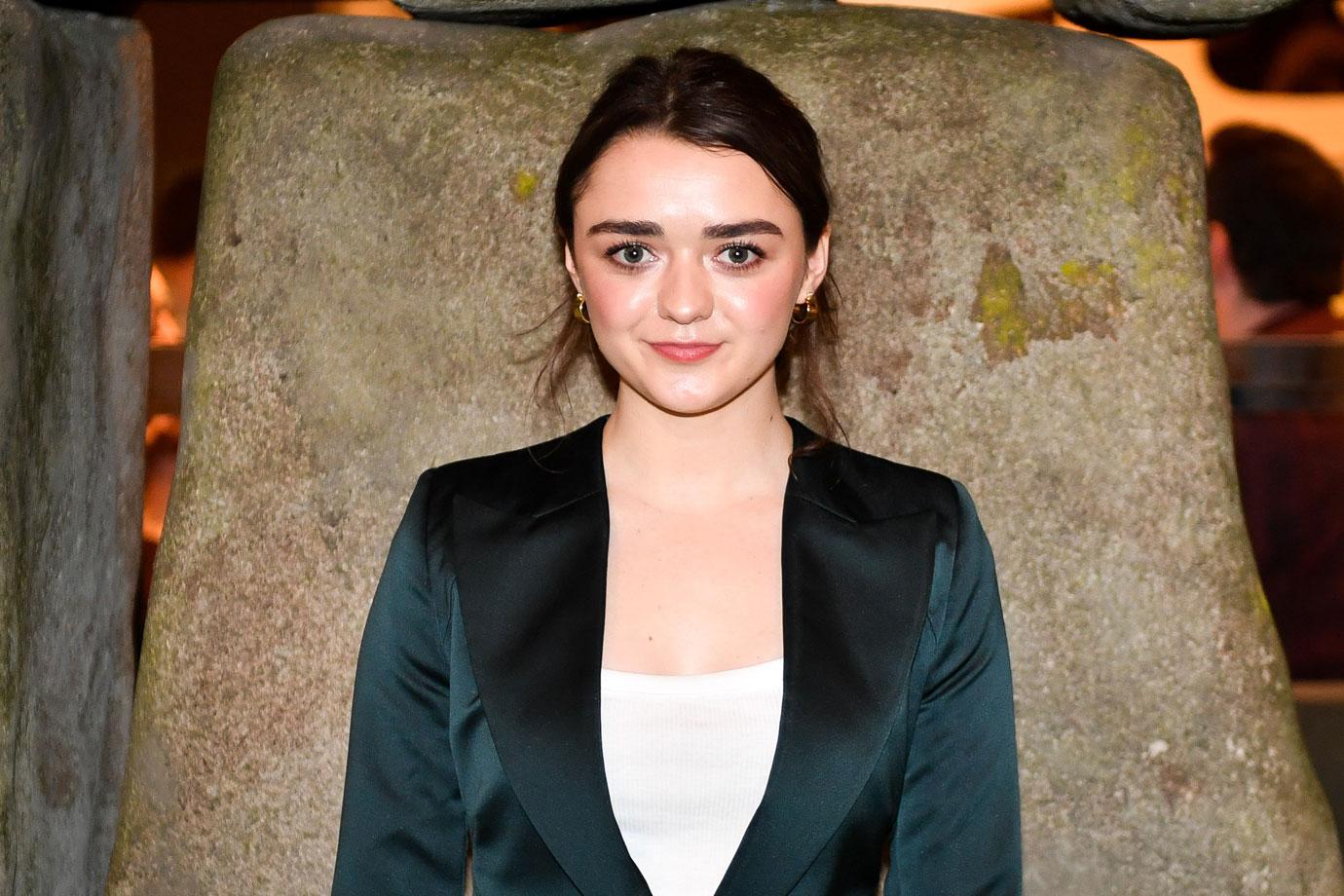 Maisie williams emerald blazer