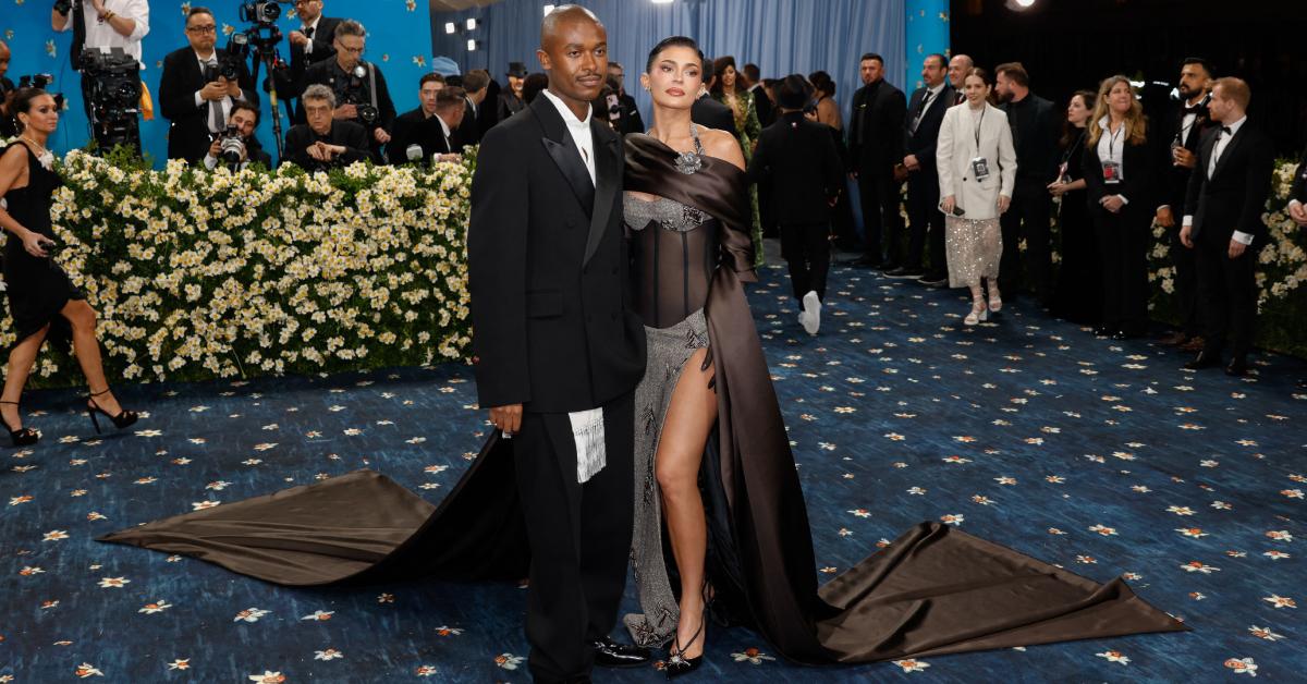 kylie jenner screams pain feet stuck stiletto heels met gala