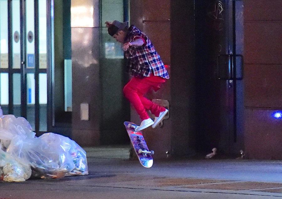 Justin biber skate boarding 06