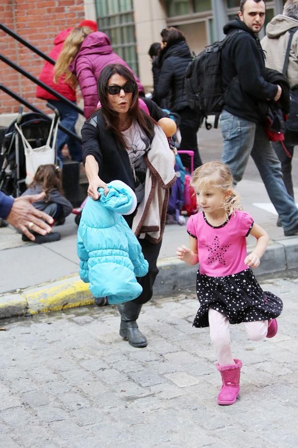 Bethenny frankel daughter bryn runs in street 04