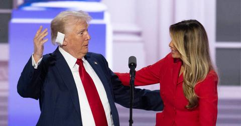 donald trump boards plane alone melania