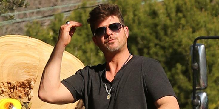 Exclusive&#8230; Premium: Robin Thicke Out And About In LA ***NO USE W/O PRIOR AGREEMENT &#8211; CALL FOR PRICING***