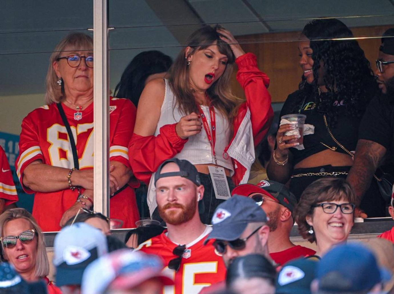 taylor swift all in travis kelce total romantic