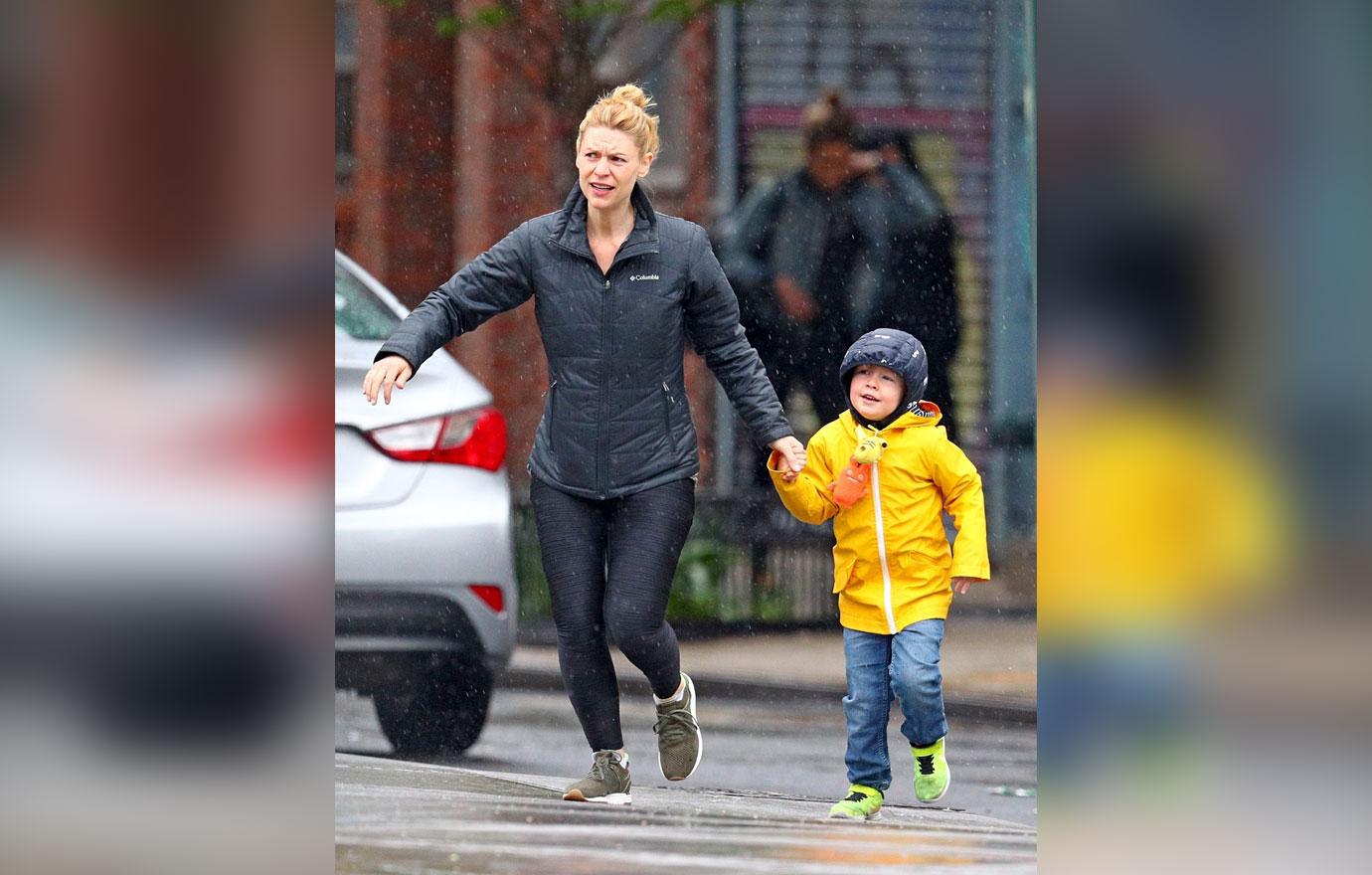 Pregnant Claire Danes Braves The Rain With Son Cyrus(01)