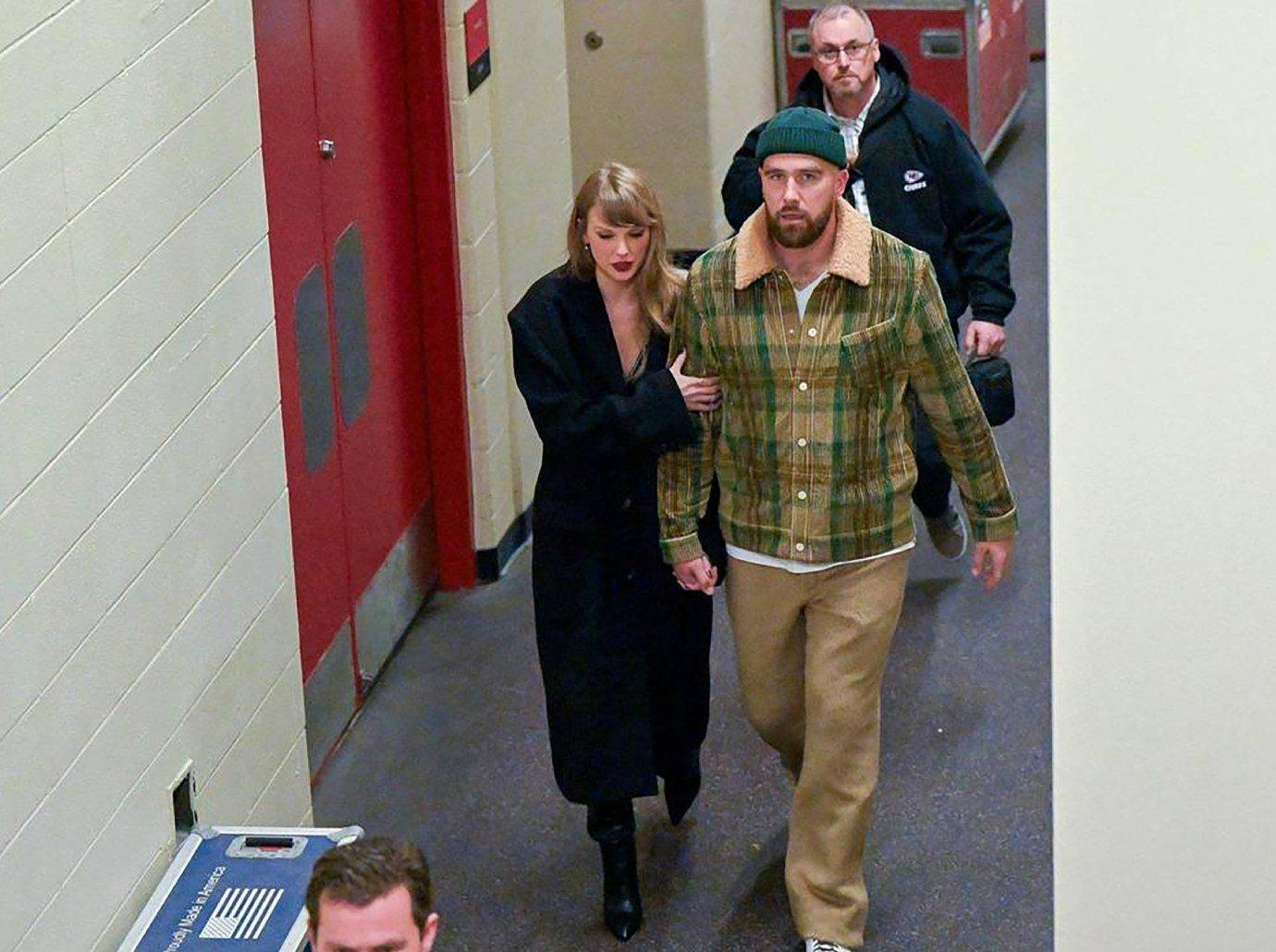 taylor swift sends private jet pick up travis kelce australia