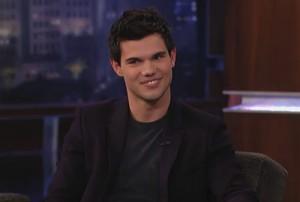 2011__05__Taylor_Lautner_May25newsneb 300×202.jpg