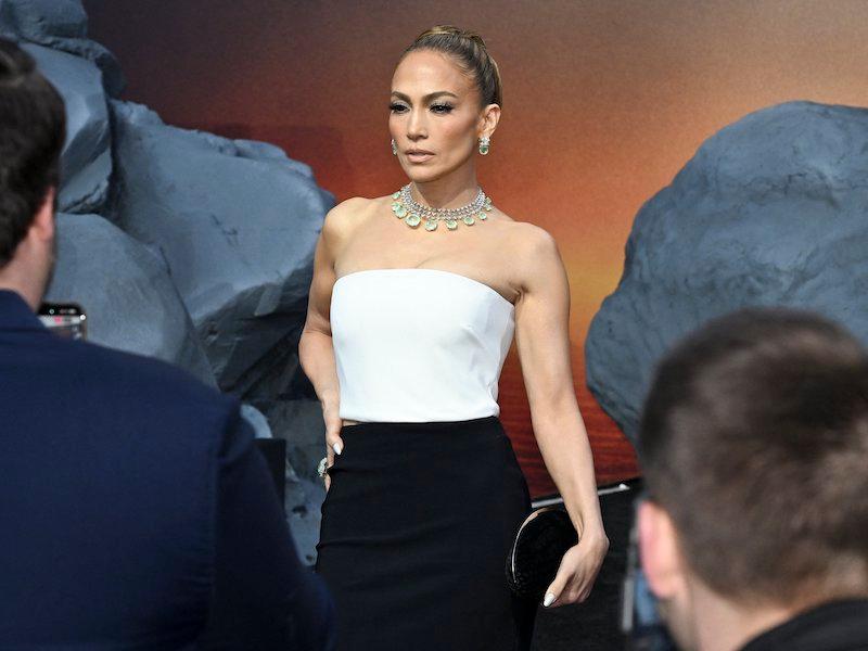 jennifer lopez all smiles red carpet solo ben affleck rumors