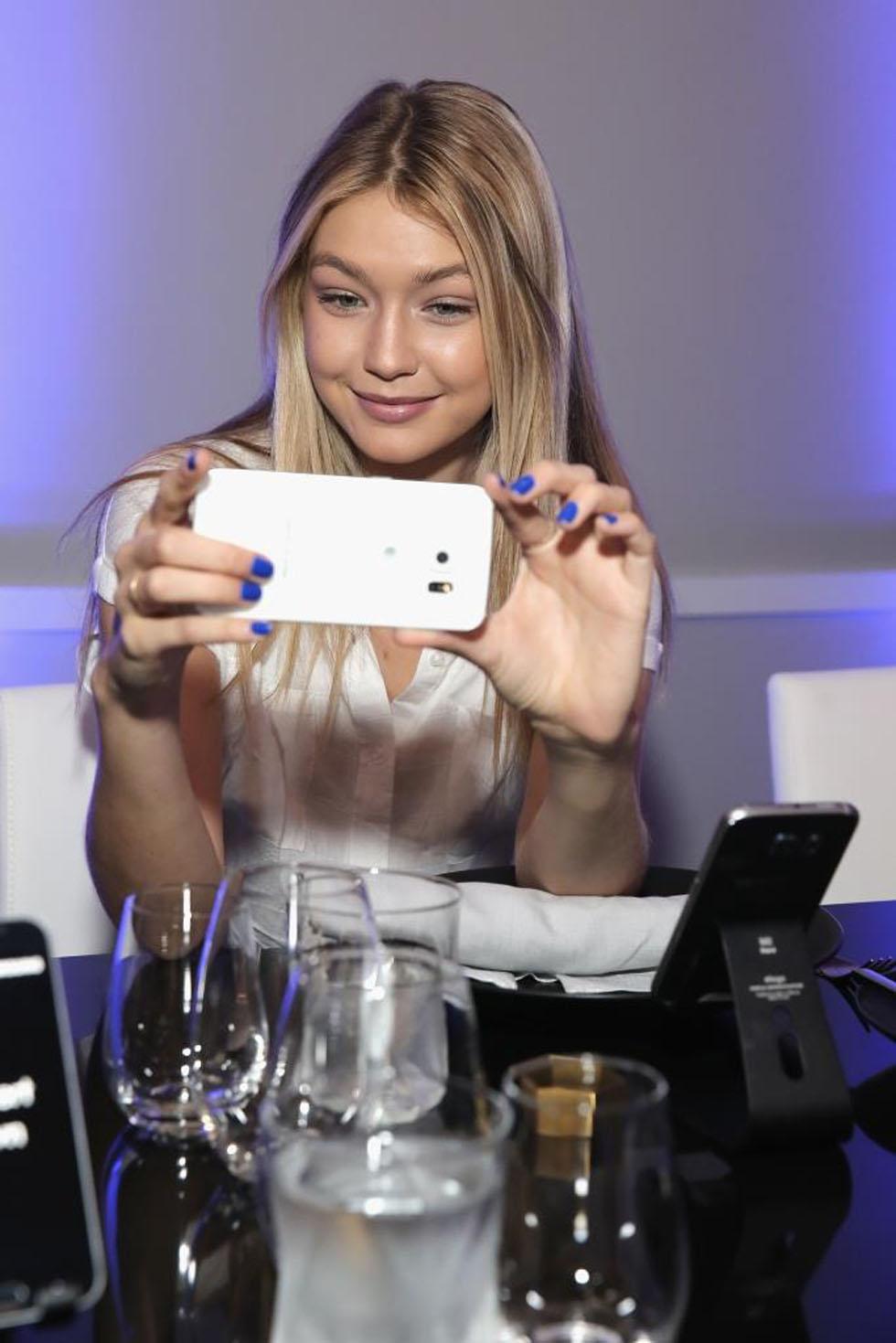 Gigi hadid selfie