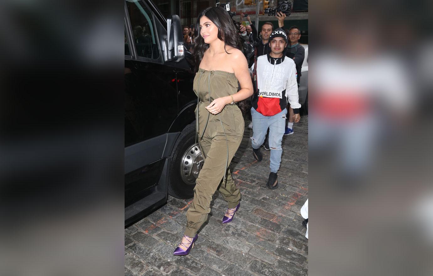 Kylie Jenner looks great as she leaves Gigi Hadid&#8217;s apartment surrounded by fans