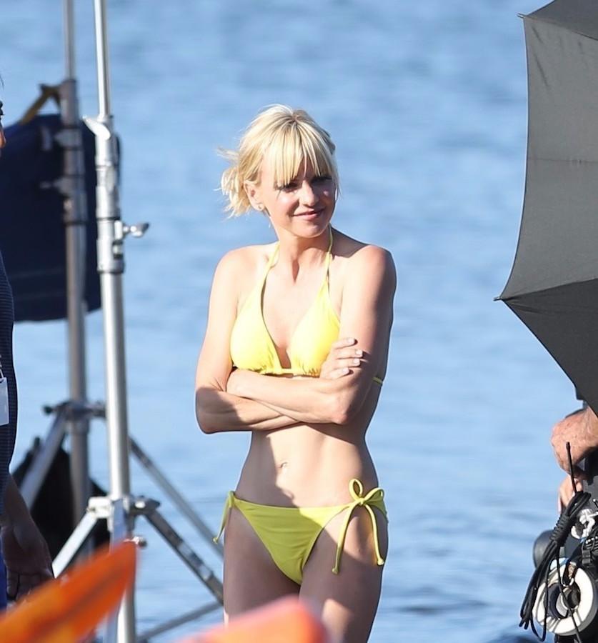 Anna Faris goes for a dip in a tiny yellow bikini on the set of &#8216;Overboard&#8217;