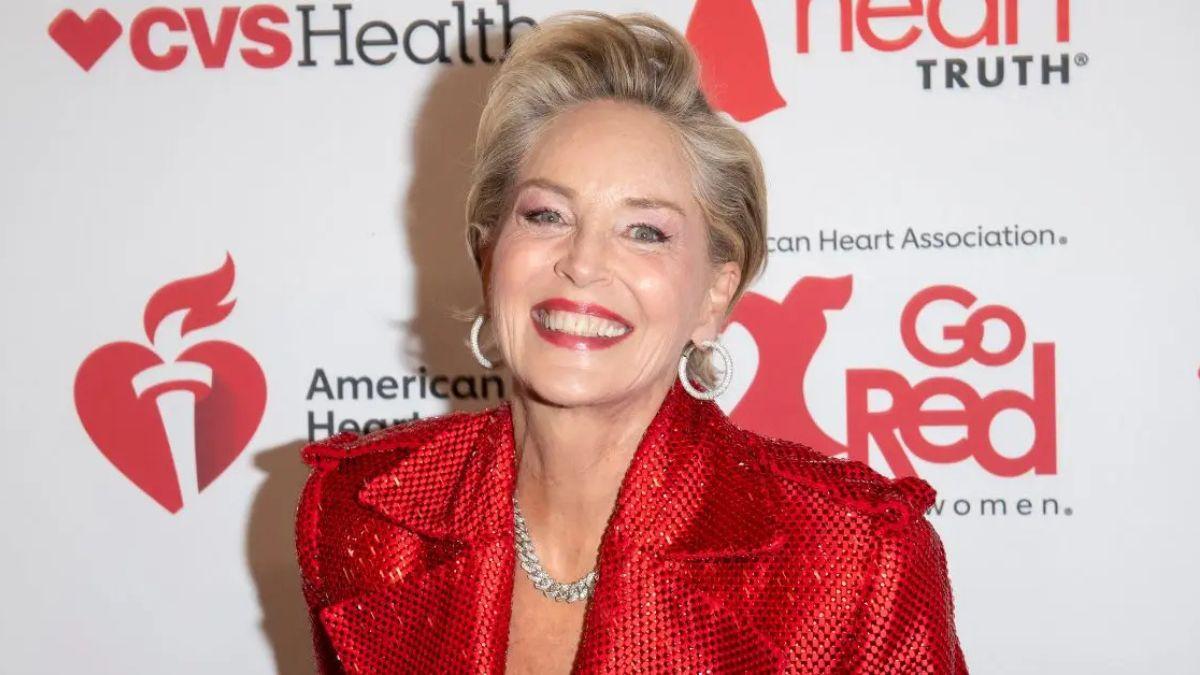 Photo of While accepting an award, Sharon Stone shouted 'f--- you!' to the group of 'kids' who questioned why she was sitting at their table.