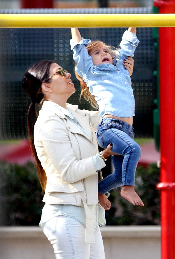 Kourtney kardashian sole custody scott disick splash 04