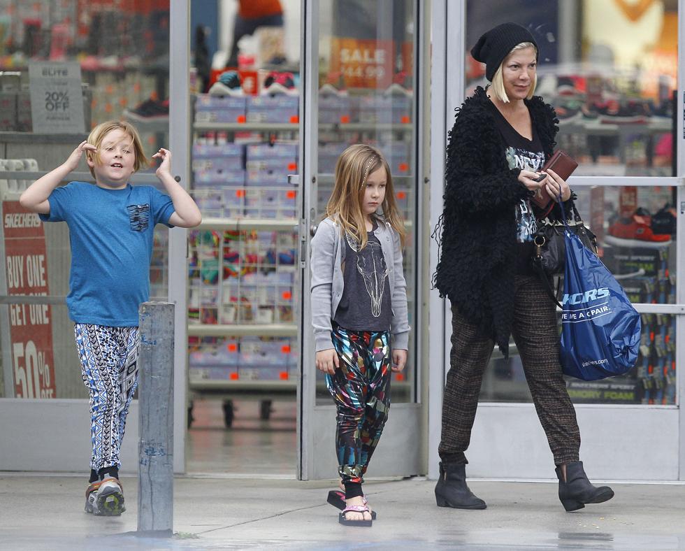 Exclusive&#8230; Tori Spelling Takes Her Kids Shopping For Shoes