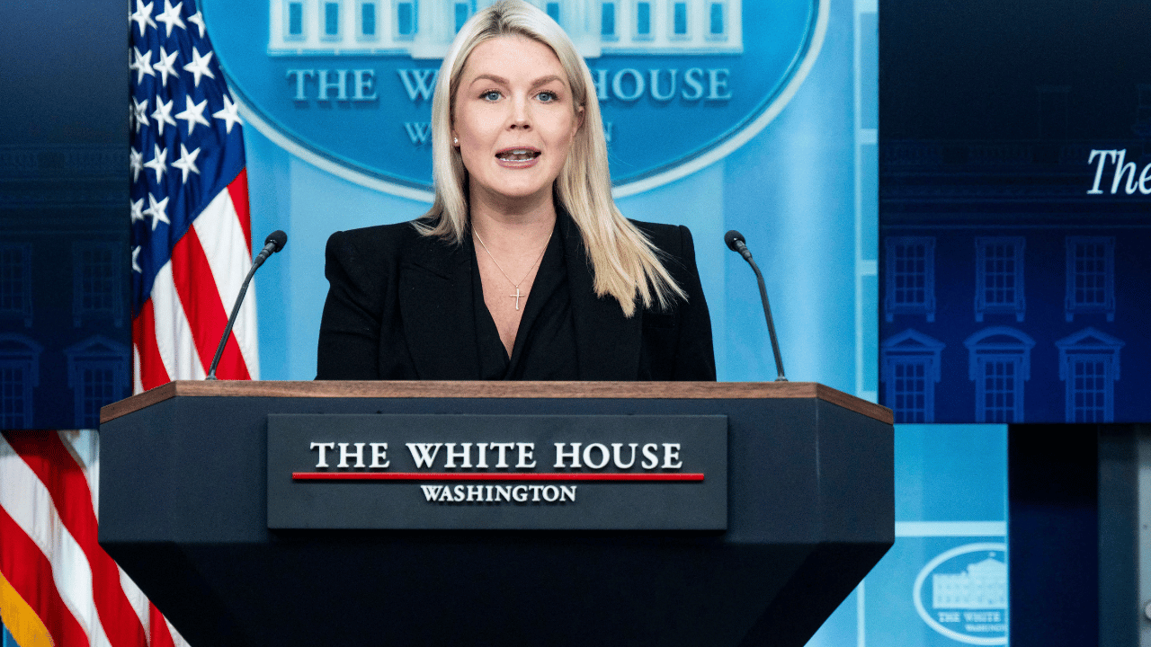 photo of Karoline Leavitt claimed journalists have apologized to her off-camera for asking certain questions.