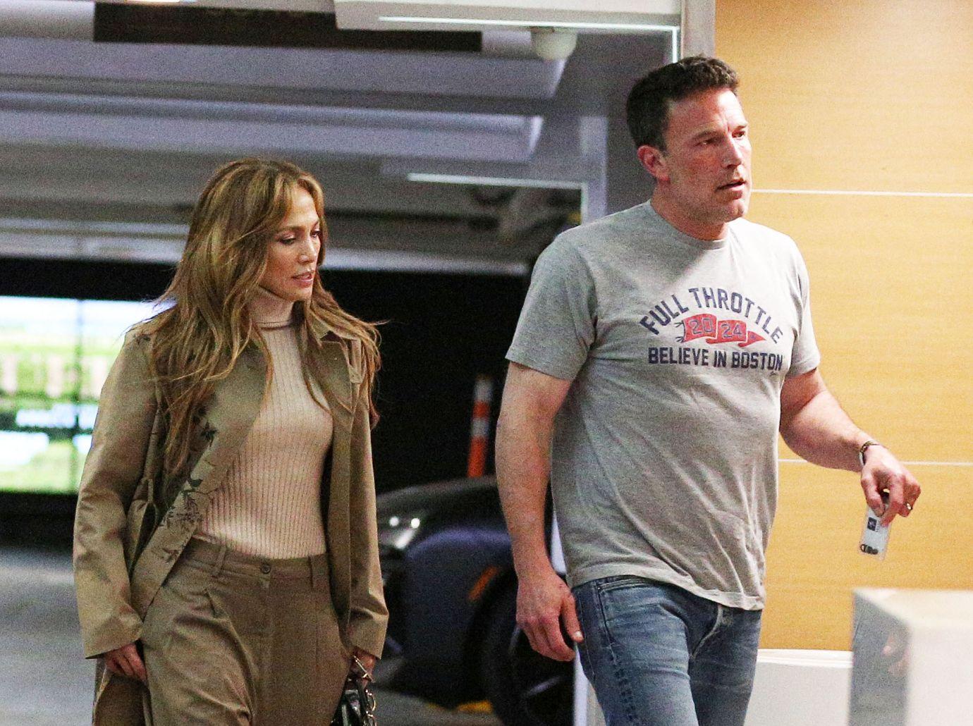 ben affleck wedding ring back jennifer lopez tension high photos