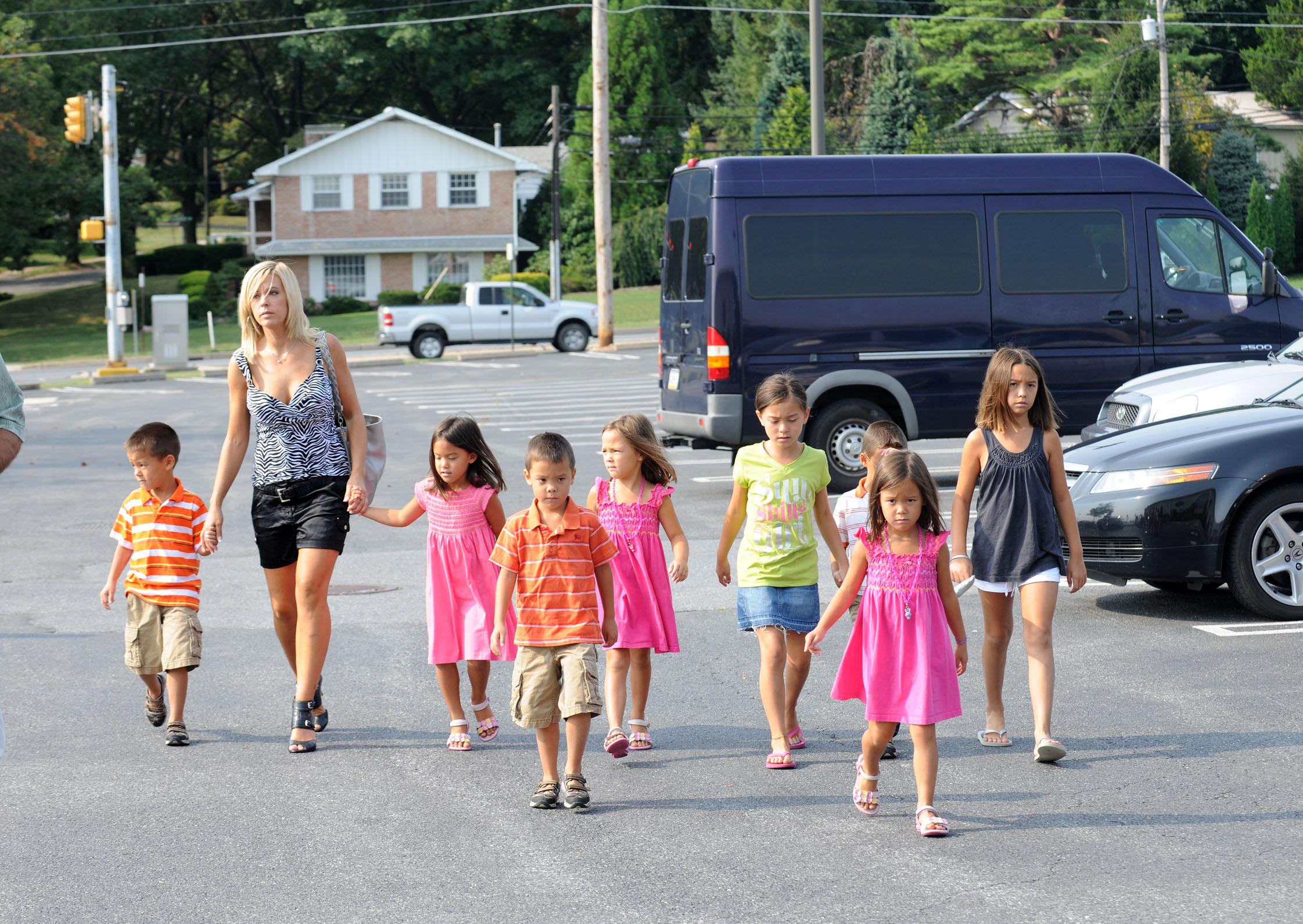 Kate Gosselin plus 8 takes kids back to school shopping for clothes in PA