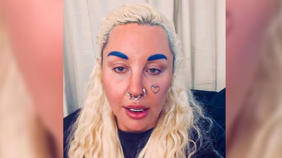 Image of Amanda Bynes praised the doctor who gave her the new accessory.
