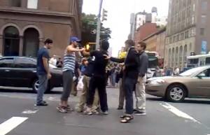 2011__08__Ryan Gosling NYC Fight Aug22neb 300×193.jpg