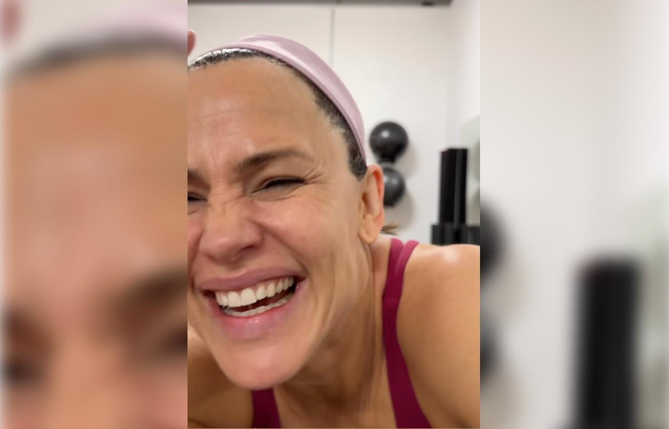 Jennifer Garner Shakes Her Hips & Shows Off Ripped Abs During Workout