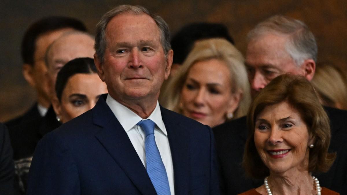 image of The ex-president slipped a mint to Michelle Obama at the funeral. 