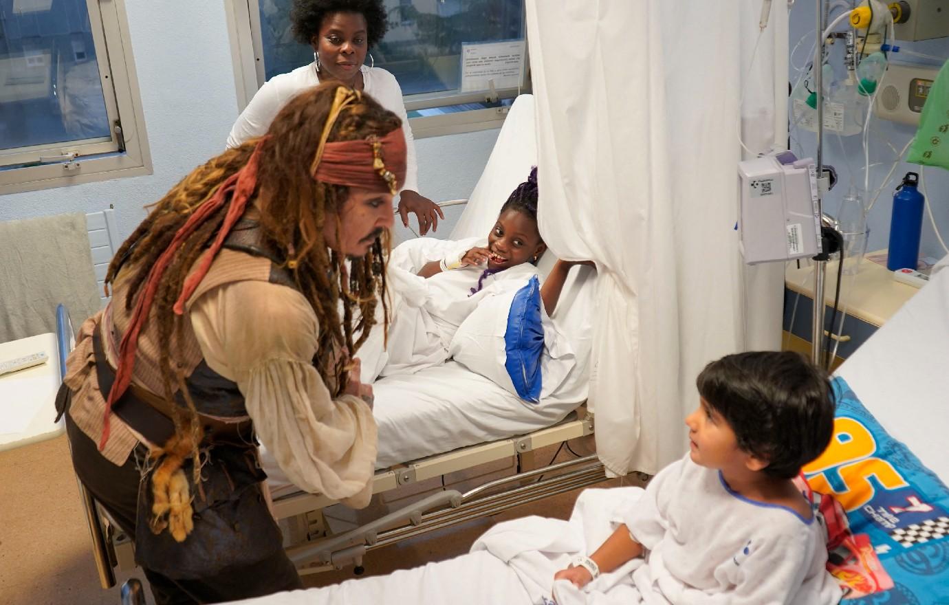 johnny depp dresses jack sparrow sick children hospital spain photos