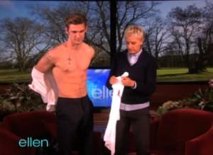 2011__01__Alex_Pettyfer_Ellen_Jan28news 300×219.jpg