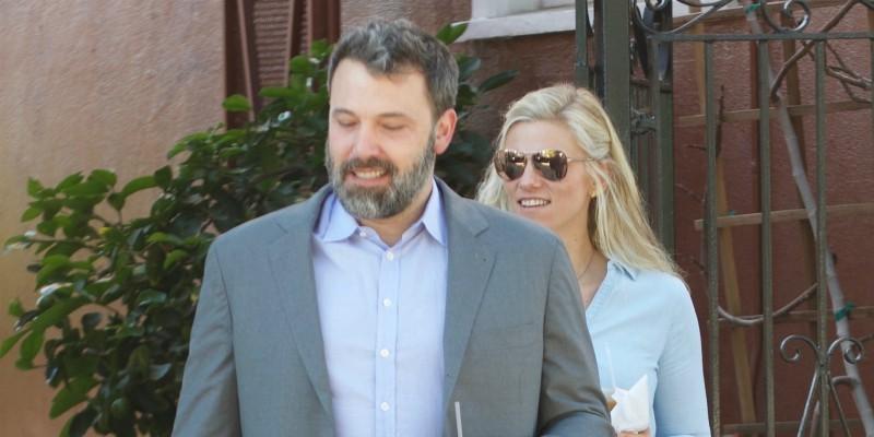 Ben Affleck dating Lindsay  Shookus thanksgiving photos