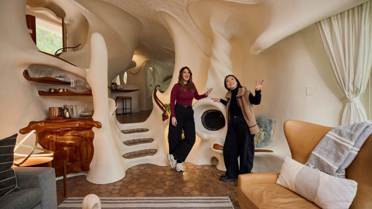 image of The actresses go visit extraordinary vacation homes in their new show. 