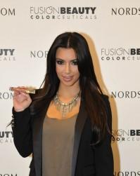 2010__11__KimKardashian 199×300.jpg