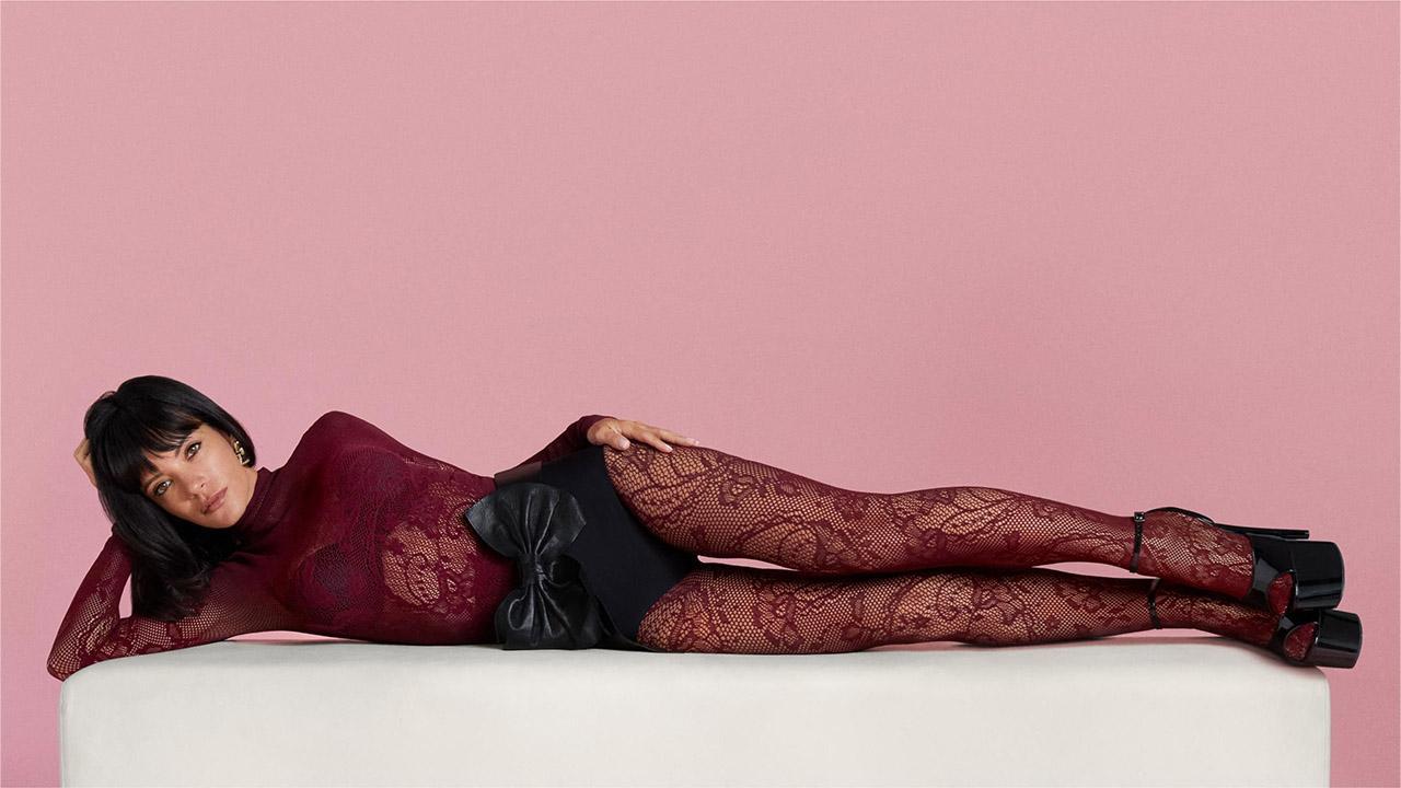 Image of Lily Allen gave classic pinup styling a modern update.