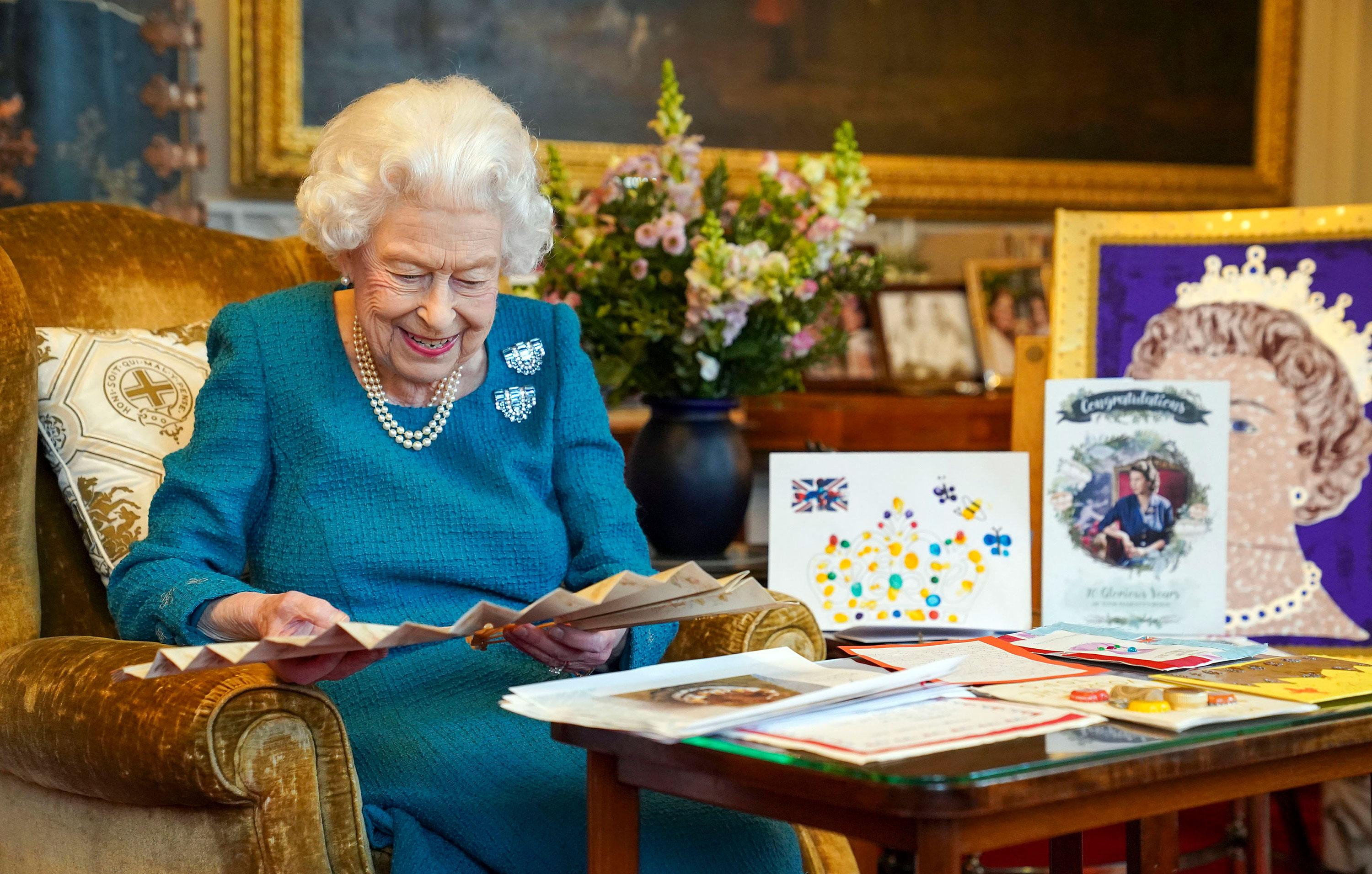 frail queen elizabeth ii confined to wheelchair