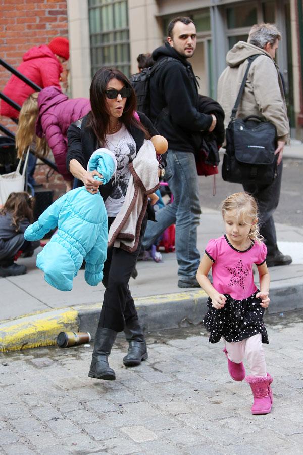 Bethenny frankel daughter bryn runs in street 07