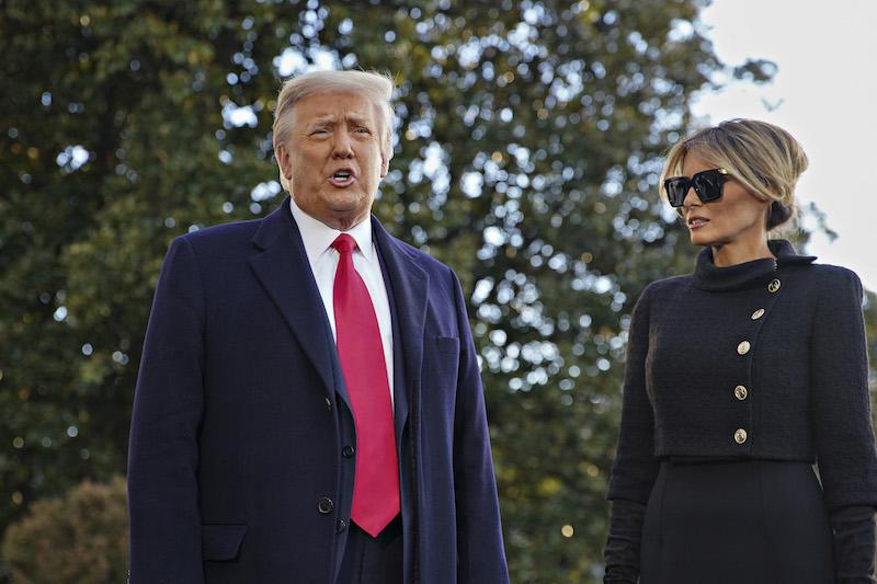 donald trump boards plane alone melania