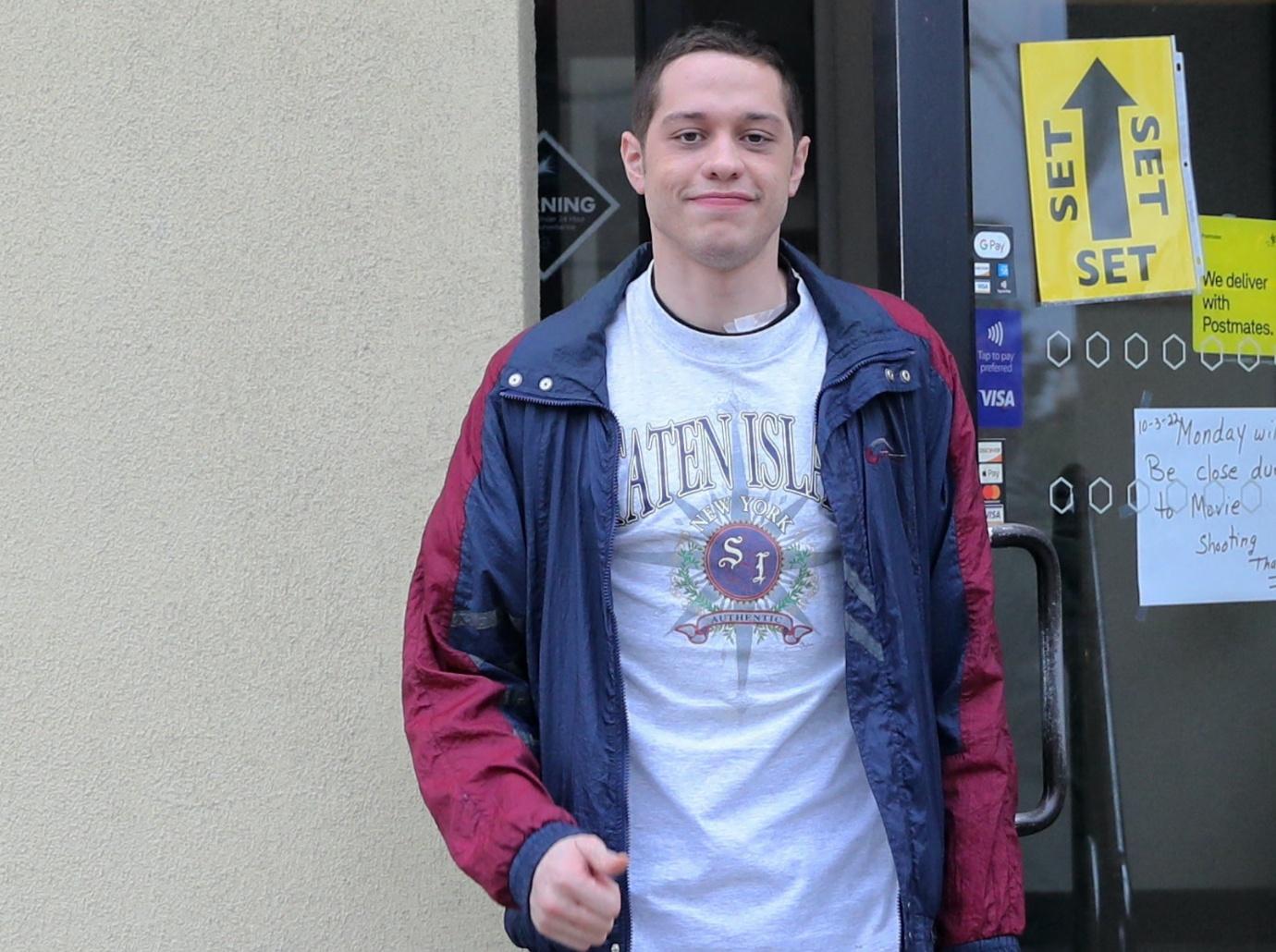 pete davidson kicks out curses venue employee broke no phone policy show