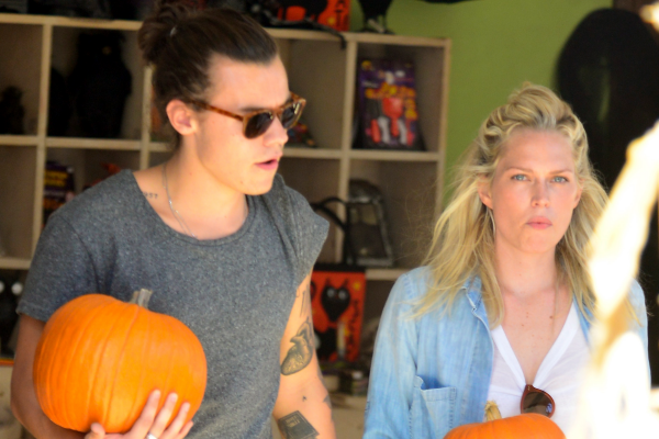 Harry Styles Has Dinner With Kimberly Stewart & Dad Rod