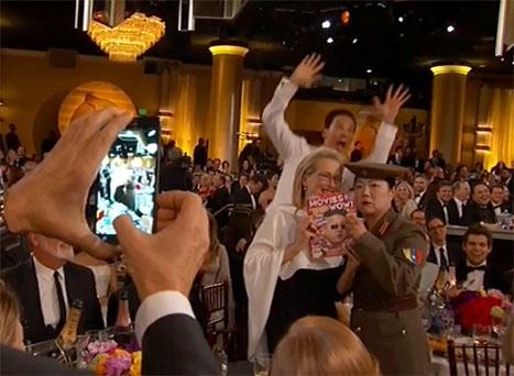 07 benedict cumberbatch photobomb golden globes 2015