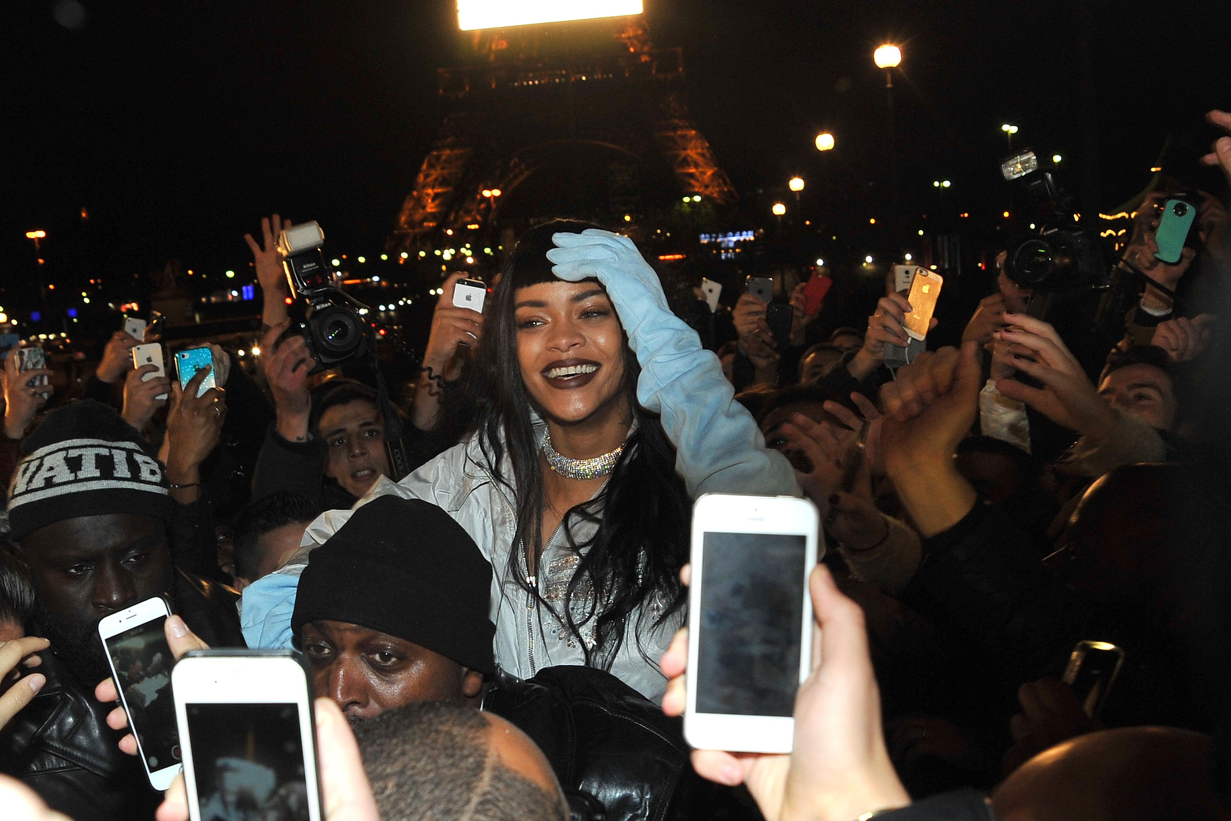 INF &#8211; Rihanna mobbed by French fans while filming near the Eiffel Tower