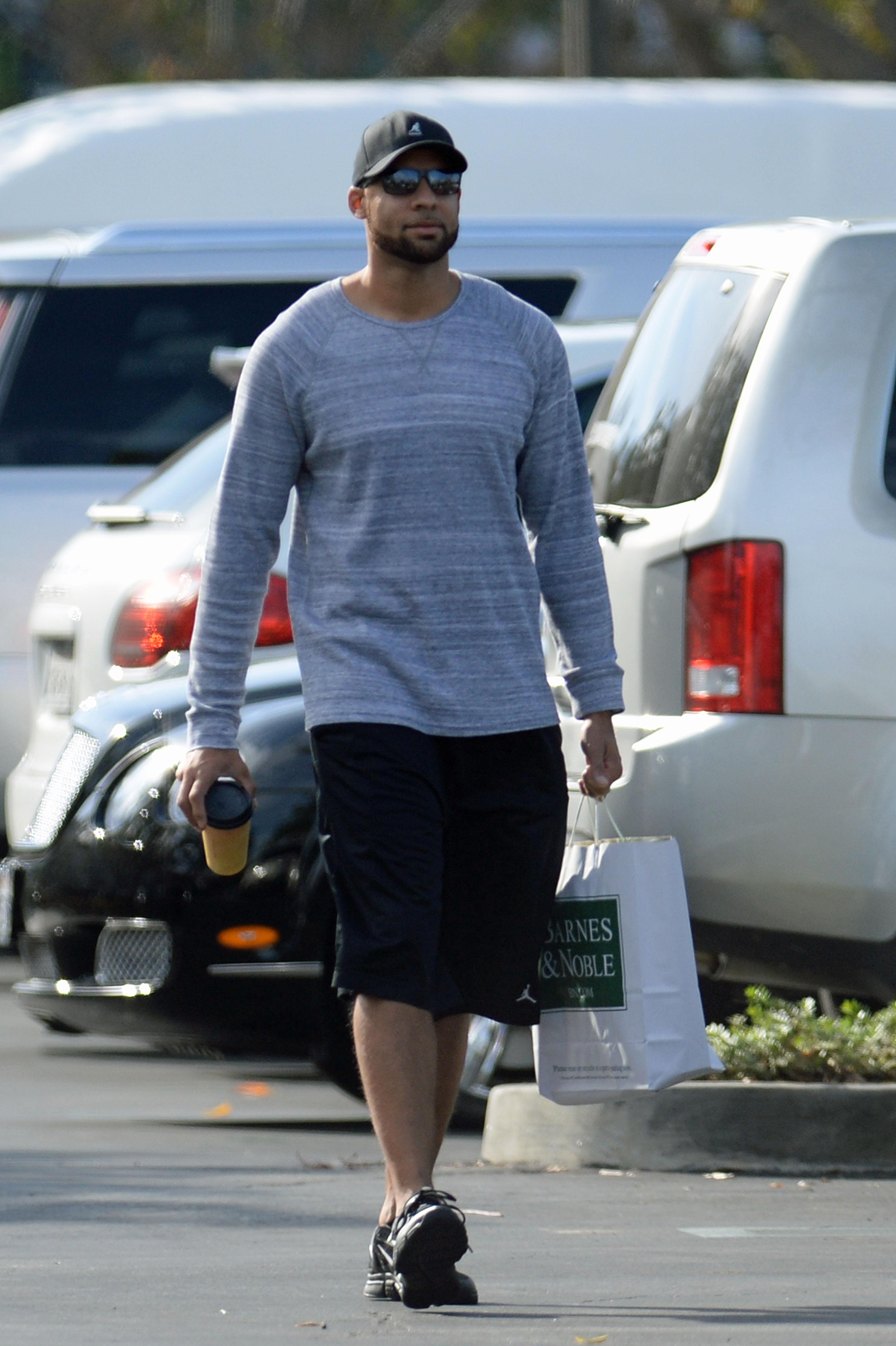 EXCLUSIVE: Hank Baskett picks up Christmas gifts at Barnes and Noble in Calabasas, CA