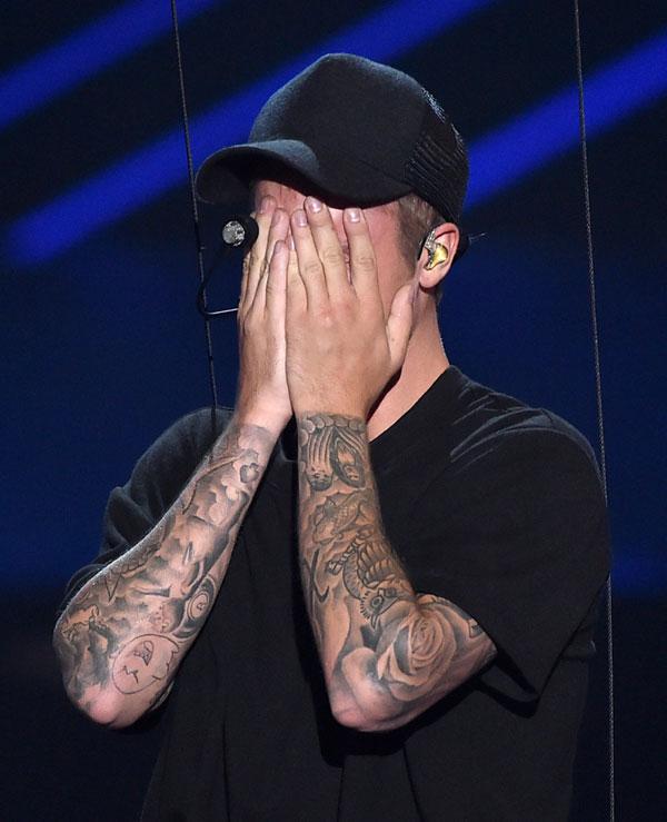 Justin bieber crying performing 2015 mtv vmas 06